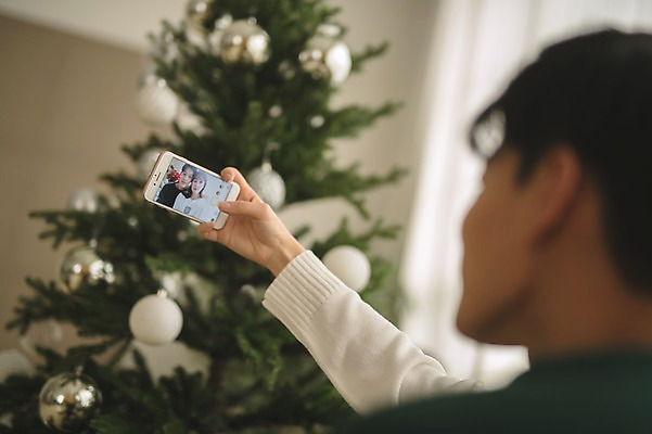 포토 JPG 커플 응시 여자 남자 크리스마스 실내 들기 앉기 상반신 20대 성인 두명 옆모습 아웃포커스 30대 스마트폰 크리스마스트리 다정 한국인 셀프카메라 성인만 국내포토 시선 기념일 뷰포인트 컨셉 관계 모션 촬영기법 사람 동양인 청년 내부 장년 핸드폰 스마트기기 사진촬영 파일형식