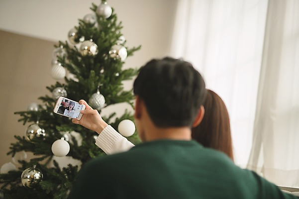 포토 JPG 커플 응시 여자 남자 크리스마스 실내 들기 앉기 상반신 20대 성인 두명 옆모습 아웃포커스 30대 스마트폰 크리스마스트리 다정 한국인 셀프카메라 성인만 국내포토 시선 기념일 뷰포인트 컨셉 관계 모션 촬영기법 사람 동양인 청년 내부 장년 핸드폰 스마트기기 사진촬영 파일형식
