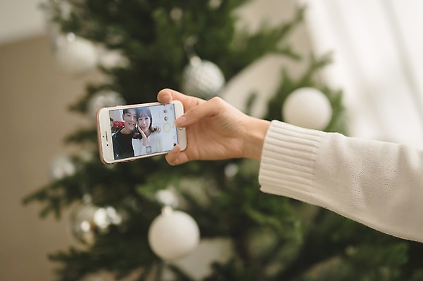 포토 JPG 손 커플 응시 여자 남자 크리스마스 실내 들기 앉기 상반신 20대 성인 두명 아웃포커스 신체부위 30대 스마트폰 크리스마스트리 다정 한국인 셀프카메라 성인만 국내포토 시선 기념일 컨셉 관계 모션 촬영기법 사람 동양인 청년 내부 장년 핸드폰 스마트기기 사진촬영 파일형식