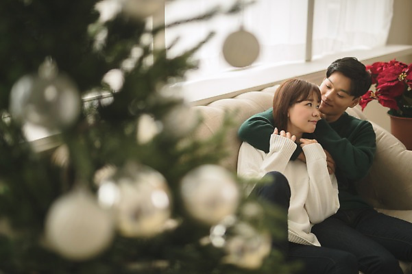 포토 JPG 커플 응시 여자 남자 크리스마스 거실 안기 실내 미소 앉기 상반신 20대 성인 두명 앞모습 아웃포커스 30대 소파 크리스마스트리 다정 한국인 성인만 국내포토 시선 기념일 뷰포인트 컨셉 의자 관계 모션 촬영기법 표정 사람 동양인 청년 내부 장년 파일형식