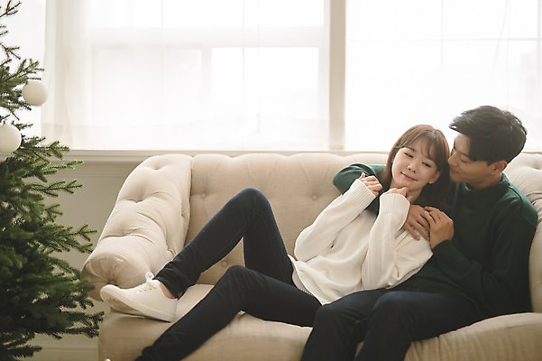 포토 JPG 전신 커플 응시 여자 남자 크리스마스 거실 안기 실내 미소 앉기 상반신 20대 성인 두명 옆모습 30대 소파 크리스마스트리 다정 한국인 성인만 국내포토 시선 기념일 뷰포인트 컨셉 의자 관계 모션 표정 사람 동양인 청년 내부 장년 파일형식