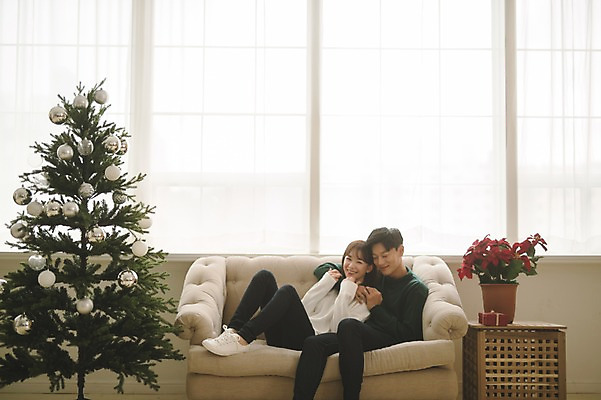 포토 JPG 전신 커플 응시 여자 남자 화분 크리스마스 거실 안기 실내 미소 앉기 상반신 20대 성인 두명 옆모습 아웃포커스 30대 크리스마스트리 다정 한국인 성인만 국내포토 시선 기념일 뷰포인트 컨셉 관계 모션 촬영기법 표정 사람 동양인 청년 내부 장년 파일형식