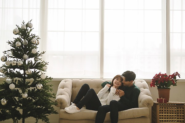 포토 JPG 전신 커플 응시 여자 남자 화분 크리스마스 거실 안기 실내 미소 앉기 상반신 20대 성인 두명 앞모습 아웃포커스 30대 소파 크리스마스트리 다정 한국인 성인만 국내포토 시선 기념일 뷰포인트 컨셉 의자 관계 모션 촬영기법 표정 사람 동양인 청년 내부 장년 파일형식