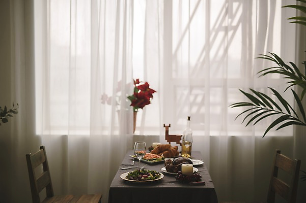 포토 JPG 음식 크리스마스 식탁 실내 사람없음 크리스마스트리 와인 커튼 국내포토 기념일 탁자 주류 내부 파일형식