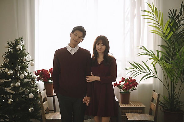 포토 JPG 커플 여자 남자 화분 크리스마스 의자 창문 식탁 실내 서기 미소 상반신 20대 성인 두명 앞모습 30대 크리스마스트리 팔짱 다정 한국인 커튼 성인만 국내포토 기념일 뷰포인트 가구 컨셉 관계 모션 탁자 표정 사람 동양인 청년 내부 장년 파일형식