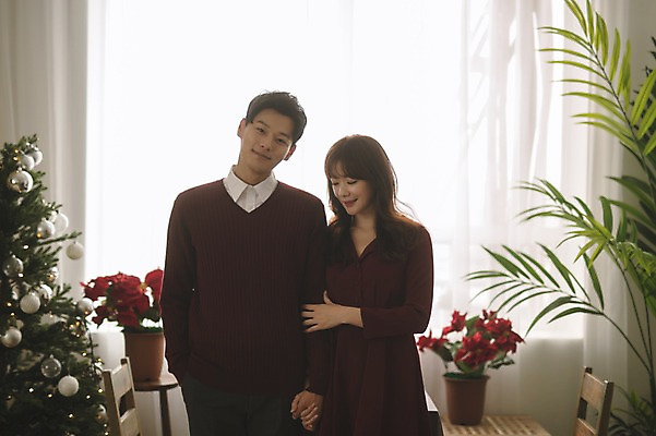 포토 JPG 커플 여자 남자 화분 크리스마스 의자 창문 식탁 실내 서기 미소 상반신 20대 성인 두명 앞모습 30대 크리스마스트리 팔짱 다정 한국인 커튼 성인만 국내포토 기념일 뷰포인트 가구 컨셉 관계 모션 탁자 표정 사람 동양인 청년 내부 장년 파일형식