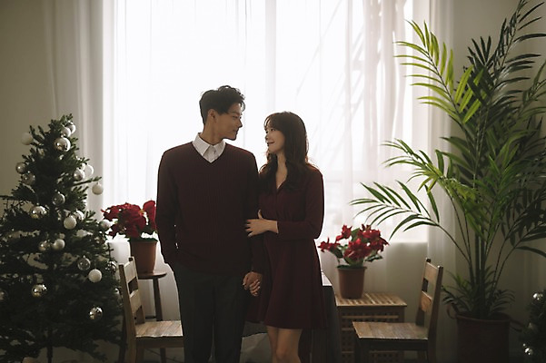 포토 JPG 커플 응시 여자 남자 화분 크리스마스 의자 창문 식탁 실내 서기 미소 상반신 20대 성인 두명 앞모습 30대 크리스마스트리 팔짱 다정 한국인 커튼 성인만 국내포토 시선 기념일 뷰포인트 가구 컨셉 관계 모션 탁자 표정 사람 동양인 청년 내부 장년 파일형식