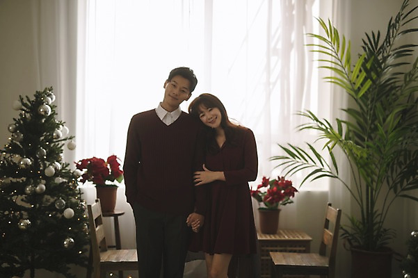 포토 JPG 커플 여자 남자 화분 크리스마스 의자 창문 식탁 실내 서기 미소 상반신 20대 성인 두명 앞모습 30대 크리스마스트리 팔짱 기댐 다정 한국인 커튼 성인만 국내포토 기념일 뷰포인트 가구 컨셉 관계 모션 탁자 표정 사람 동양인 청년 내부 장년 파일형식