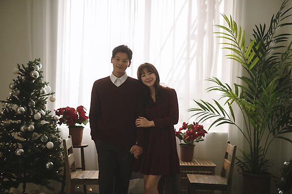 포토 JPG 커플 여자 남자 화분 크리스마스 의자 창문 식탁 실내 서기 미소 상반신 20대 성인 두명 앞모습 30대 크리스마스트리 팔짱 다정 한국인 커튼 성인만 국내포토 기념일 뷰포인트 가구 컨셉 관계 모션 탁자 표정 사람 동양인 청년 내부 장년 파일형식
