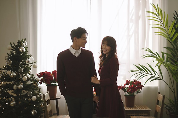 포토 JPG 커플 여자 남자 화분 크리스마스 의자 창문 식탁 실내 서기 미소 상반신 20대 성인 두명 앞모습 옆모습 30대 크리스마스트리 다정 한국인 커튼 성인만 국내포토 기념일 뷰포인트 가구 컨셉 관계 모션 탁자 표정 사람 동양인 청년 내부 장년 파일형식