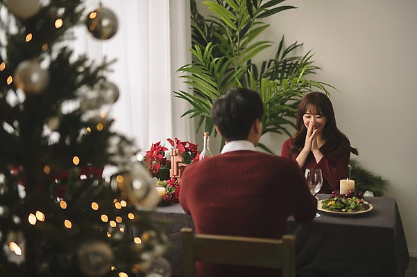 포토 JPG 커플 응시 여자 남자 화분 음식 크리스마스 식탁 실내 미소 앉기 상반신 20대 성인 두명 앞모습 뒷모습 아웃포커스 30대 크리스마스트리 다정 한국인 성인만 국내포토 시선 기념일 뷰포인트 컨셉 관계 모션 탁자 촬영기법 표정 사람 동양인 청년 내부 장년 파일형식