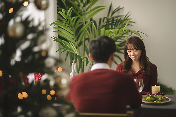 포토 JPG 커플 응시 여자 남자 화분 음식 크리스마스 식탁 실내 미소 앉기 상반신 20대 성인 두명 앞모습 뒷모습 아웃포커스 30대 크리스마스트리 다정 한국인 성인만 국내포토 시선 기념일 뷰포인트 컨셉 관계 모션 탁자 촬영기법 표정 사람 동양인 청년 내부 장년 파일형식