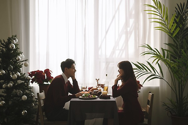 포토 JPG 커플 응시 여자 남자 화분 음식 크리스마스 식탁 실내 미소 앉기 상반신 20대 성인 두명 옆모습 30대 크리스마스트리 와인 다정 한국인 성인만 국내포토 시선 기념일 뷰포인트 컨셉 관계 모션 탁자 주류 표정 사람 동양인 청년 내부 장년 파일형식