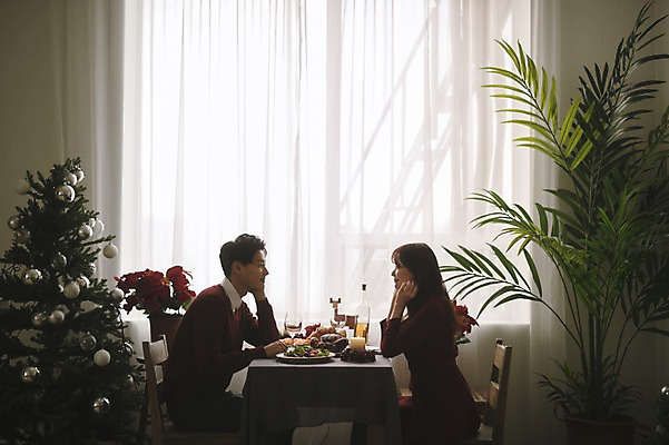 포토 JPG 커플 응시 여자 남자 화분 음식 크리스마스 식탁 실내 미소 앉기 상반신 20대 성인 두명 옆모습 30대 크리스마스트리 와인 다정 한국인 성인만 국내포토 시선 기념일 뷰포인트 컨셉 관계 모션 탁자 주류 표정 사람 동양인 청년 내부 장년 파일형식