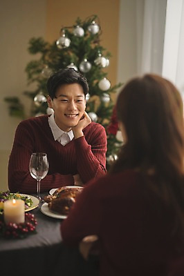 포토 JPG 커플 응시 여자 남자 화분 음식 크리스마스 식탁 실내 미소 앉기 상반신 20대 성인 두명 앞모습 뒷모습 아웃포커스 30대 크리스마스트리 다정 한국인 성인만 국내포토 시선 기념일 뷰포인트 컨셉 관계 모션 탁자 촬영기법 표정 사람 동양인 청년 내부 장년 파일형식