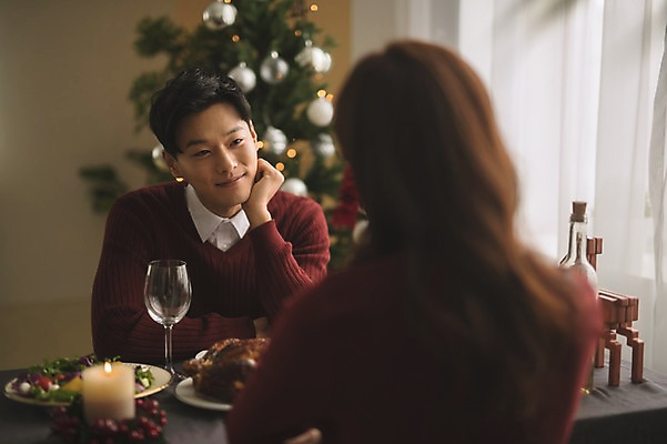 포토 JPG 커플 응시 여자 남자 화분 음식 크리스마스 식탁 실내 미소 앉기 상반신 20대 성인 두명 앞모습 뒷모습 아웃포커스 30대 크리스마스트리 다정 한국인 성인만 국내포토 시선 기념일 뷰포인트 컨셉 관계 모션 탁자 촬영기법 표정 사람 동양인 청년 내부 장년 파일형식