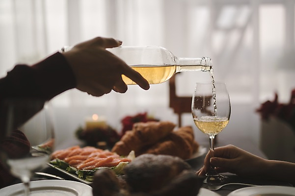 포토 JPG 손 커플 여자 남자 음식 크리스마스 와인잔 식탁 실내 앉기 상반신 20대 성인 두명 아웃포커스 신체부위 30대 와인 다정 한국인 크루아상 연어 성인만 국내포토 기념일 빵 컨셉 술잔 관계 모션 탁자 주류 촬영기법 어류 사람 동양인 청년 내부 장년 파일형식