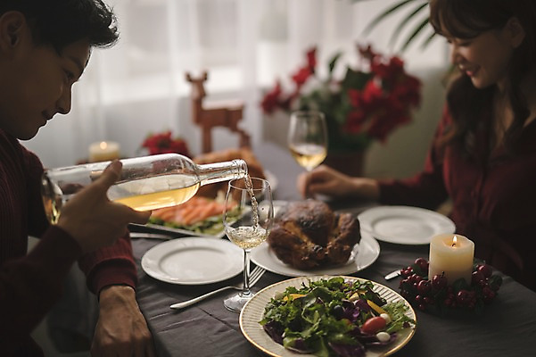 포토 JPG 커플 응시 여자 남자 화분 음식 크리스마스 와인잔 초 식탁 실내 미소 앉기 상반신 20대 성인 두명 옆모습 30대 와인 다정 샐러드 한국인 성인만 국내포토 시선 기념일 뷰포인트 컨셉 술잔 관계 모션 탁자 주류 표정 사람 동양인 청년 내부 장년 파일형식