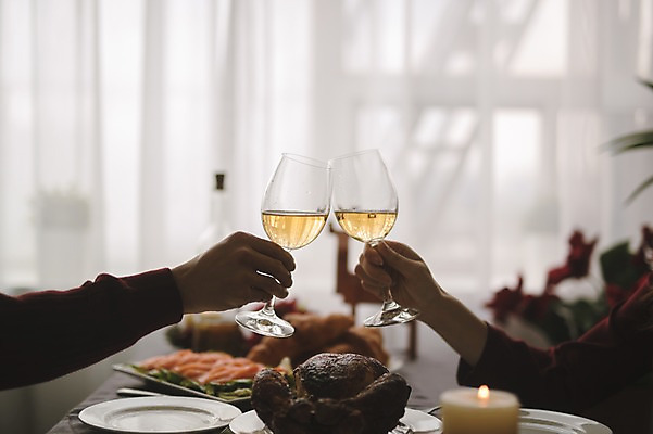 포토 JPG 커플 여자 남자 음식 크리스마스 와인잔 초 식탁 실내 앉기 상반신 20대 성인 두명 아웃포커스 30대 와인 다정 한국인 커튼 건배 성인만 국내포토 기념일 컨셉 술잔 관계 모션 탁자 주류 촬영기법 사람 동양인 청년 내부 장년 파일형식