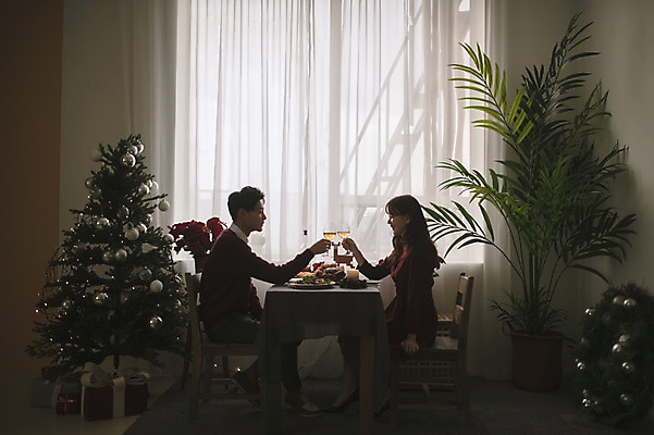 포토 JPG 커플 응시 여자 남자 화분 음식 크리스마스 식탁 실내 미소 앉기 상반신 20대 성인 두명 옆모습 30대 크리스마스트리 와인 다정 한국인 성인만 국내포토 시선 기념일 뷰포인트 컨셉 관계 모션 탁자 주류 표정 사람 동양인 청년 내부 장년 파일형식