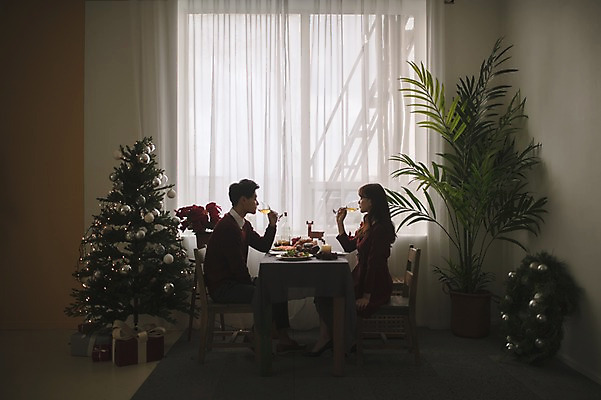 포토 JPG 커플 응시 여자 남자 화분 음식 크리스마스 식탁 실내 미소 앉기 상반신 20대 성인 두명 옆모습 30대 크리스마스트리 와인 다정 한국인 성인만 국내포토 시선 기념일 뷰포인트 컨셉 관계 모션 탁자 주류 표정 사람 동양인 청년 내부 장년 파일형식