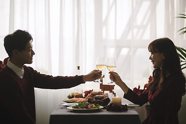 포토 JPG 커플 응시 여자 남자 화분 음식 크리스마스 식탁 실내 미소 앉기 상반신 20대 성인 두명 옆모습 30대 와인 다정 한국인 건배 성인만 국내포토 시선 기념일 뷰포인트 컨셉 관계 모션 탁자 주류 표정 사람 동양인 청년 내부 장년 파일형식