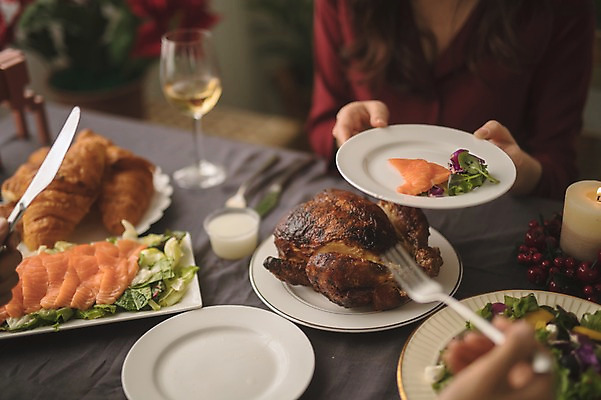 포토 JPG 접시 손 커플 여자 남자 음식 포크 크리스마스 실내 앉기 상반신 20대 성인 두명 앞모습 아웃포커스 신체부위 30대 와인 치킨 다정 샐러드 한국인 연어 성인만 크루아상샌드위치 국내포토 식기 기념일 뷰포인트 컨셉 관계 모션 주류 촬영기법 샌드위치 어류 사람 동양인 청년 내부 장년 닭고기요리 파일형식