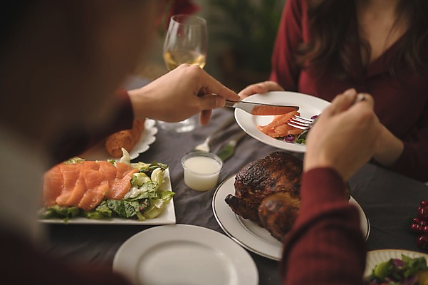 포토 JPG 접시 커플 여자 남자 음식 포크 크리스마스 실내 들기 앉기 상반신 20대 성인 두명 앞모습 뒷모습 아웃포커스 30대 와인 치킨 다정 한국인 나이프 연어 성인만 국내포토 식기 기념일 뷰포인트 컨셉 관계 모션 주류 촬영기법 어류 사람 동양인 청년 내부 장년 칼 닭고기요리 파일형식
