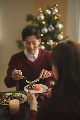 포토 JPG 커플 응시 여자 남자 화분 음식 크리스마스 식탁 실내 미소 앉기 상반신 20대 성인 두명 앞모습 뒷모습 아웃포커스 30대 크리스마스트리 다정 샐러드 한국인 연어 성인만 국내포토 시선 기념일 뷰포인트 컨셉 관계 모션 탁자 촬영기법 표정 어류 사람 동양인 청년 내부 장년 파일형식