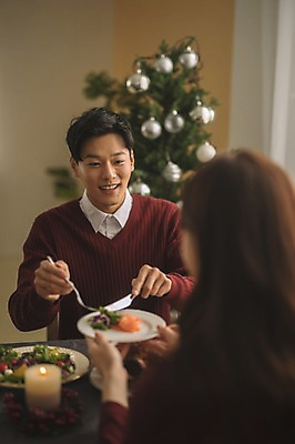 포토 JPG 커플 응시 여자 남자 화분 음식 크리스마스 식탁 실내 미소 앉기 상반신 20대 성인 두명 앞모습 뒷모습 아웃포커스 30대 크리스마스트리 다정 샐러드 한국인 연어 성인만 국내포토 시선 기념일 뷰포인트 컨셉 관계 모션 탁자 촬영기법 표정 어류 사람 동양인 청년 내부 장년 파일형식