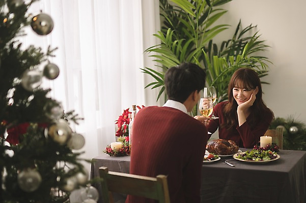 포토 JPG 커플 응시 여자 남자 화분 음식 크리스마스 와인잔 식탁 실내 미소 들기 앉기 상반신 20대 성인 두명 앞모습 뒷모습 아웃포커스 30대 크리스마스트리 와인 다정 한국인 성인만 국내포토 시선 기념일 뷰포인트 컨셉 술잔 관계 모션 탁자 주류 촬영기법 표정 사람 동양인 청년 내부 장년 파일형식