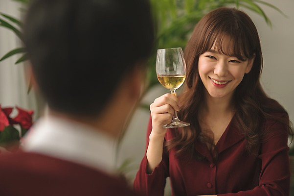 포토 JPG 커플 응시 여자 남자 화분 크리스마스 와인잔 실내 미소 들기 앉기 상반신 20대 성인 두명 앞모습 뒷모습 아웃포커스 30대 와인 다정 한국인 성인만 국내포토 시선 기념일 뷰포인트 컨셉 술잔 관계 모션 주류 촬영기법 표정 사람 동양인 청년 내부 장년 파일형식