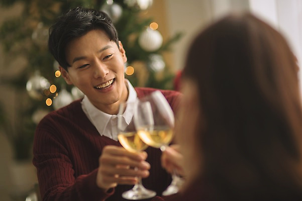 포토 JPG 커플 응시 여자 남자 화분 크리스마스 와인잔 실내 미소 들기 앉기 상반신 20대 성인 두명 앞모습 뒷모습 아웃포커스 30대 크리스마스트리 와인 다정 한국인 성인만 국내포토 시선 기념일 뷰포인트 컨셉 술잔 관계 모션 주류 촬영기법 표정 사람 동양인 청년 내부 장년 파일형식