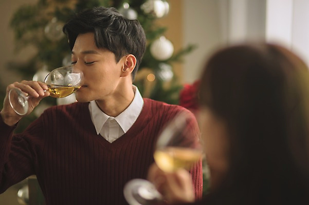포토 JPG 커플 응시 여자 남자 화분 크리스마스 와인잔 실내 미소 들기 앉기 상반신 20대 성인 두명 앞모습 뒷모습 아웃포커스 30대 크리스마스트리 와인 다정 한국인 성인만 국내포토 시선 기념일 뷰포인트 컨셉 술잔 관계 모션 주류 촬영기법 표정 사람 동양인 청년 내부 장년 파일형식