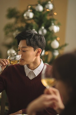 포토 JPG 커플 응시 여자 남자 화분 크리스마스 와인잔 실내 미소 들기 앉기 상반신 20대 성인 두명 앞모습 뒷모습 아웃포커스 30대 크리스마스트리 와인 다정 한국인 성인만 국내포토 시선 기념일 뷰포인트 컨셉 술잔 관계 모션 주류 촬영기법 표정 사람 동양인 청년 내부 장년 파일형식
