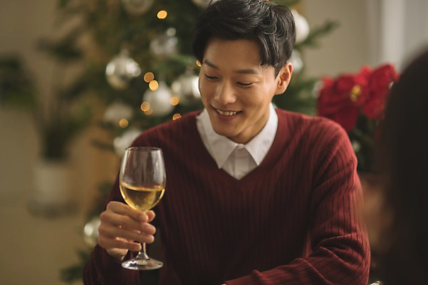 포토 JPG 응시 남자 화분 크리스마스 와인잔 실내 한명 미소 들기 앉기 상반신 20대 성인 앞모습 뒷모습 아웃포커스 와인 한국인 성인남자한명만 국내포토 1 시선 기념일 뷰포인트 술잔 모션 주류 촬영기법 표정 사람 동양인 청년 내부 남자한명만 성인남자만 파일형식