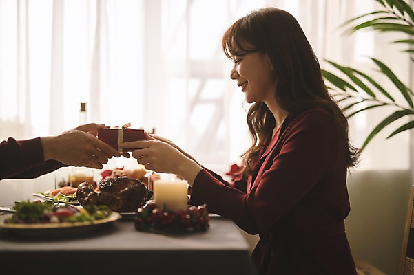 포토 JPG 손 커플 응시 여자 남자 화분 음식 크리스마스 식탁 실내 선물 미소 들기 앉기 상반신 20대 성인 두명 옆모습 아웃포커스 신체부위 30대 선물상자 와인 치킨 다정 샐러드 한국인 성인만 국내포토 시선 기념일 뷰포인트 컨셉 관계 모션 탁자 주류 촬영기법 표정 사람 동양인 청년 내부 장년 상자 닭고기요리 파일형식