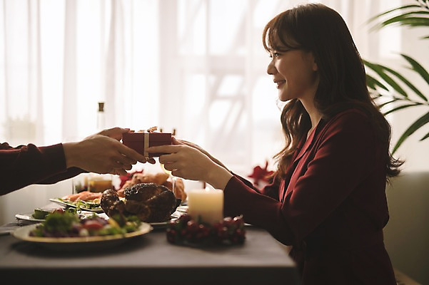 포토 JPG 손 커플 응시 여자 남자 화분 음식 크리스마스 식탁 실내 선물 미소 들기 앉기 상반신 20대 성인 두명 옆모습 아웃포커스 신체부위 30대 선물상자 와인 치킨 다정 샐러드 한국인 성인만 국내포토 시선 기념일 뷰포인트 컨셉 관계 모션 탁자 주류 촬영기법 표정 사람 동양인 청년 내부 장년 상자 닭고기요리 파일형식