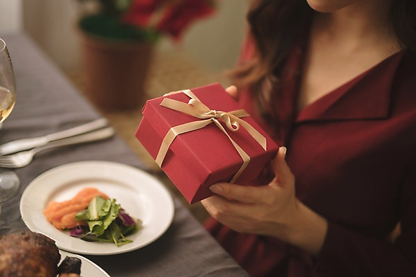 포토 JPG 여자 음식 크리스마스 식탁 실내 선물 한명 들기 앉기 상반신 성인 앞모습 아웃포커스 30대 선물상자 와인 한국인 연어 성인여자한명만 국내포토 1 기념일 뷰포인트 모션 탁자 주류 촬영기법 어류 사람 동양인 내부 장년 상자 여자한명만 성인여자만 파일형식