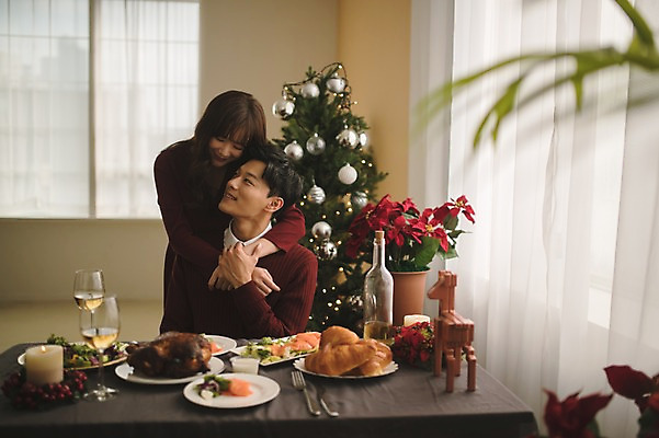포토 JPG 커플 여자 남자 음식 크리스마스 초 안기 식탁 실내 서기 미소 앉기 상반신 20대 성인 두명 앞모습 아웃포커스 30대 크리스마스트리 치킨 다정 한국인 크루아상 백허그 성인만 국내포토 기념일 빵 뷰포인트 컨셉 관계 모션 포옹 탁자 촬영기법 표정 사람 동양인 청년 내부 장년 닭고기요리 파일형식