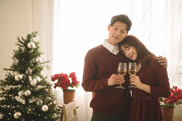 포토 JPG 커플 여자 남자 화분 크리스마스 안기 실내 서기 미소 상반신 20대 성인 두명 앞모습 아웃포커스 30대 크리스마스트리 와인 기댐 다정 한국인 성인만 어깨에손 국내포토 기념일 뷰포인트 컨셉 관계 모션 주류 촬영기법 표정 사람 동양인 청년 내부 장년 파일형식