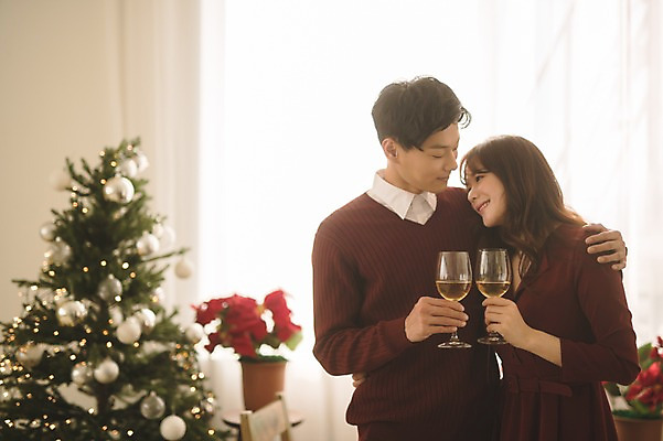 포토 JPG 커플 여자 남자 화분 크리스마스 안기 실내 서기 미소 상반신 20대 성인 두명 앞모습 아웃포커스 30대 크리스마스트리 와인 기댐 다정 한국인 성인만 어깨에손 국내포토 기념일 뷰포인트 컨셉 관계 모션 주류 촬영기법 표정 사람 동양인 청년 내부 장년 파일형식