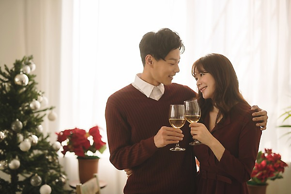 포토 JPG 커플 여자 남자 화분 크리스마스 안기 실내 서기 미소 상반신 20대 성인 두명 앞모습 아웃포커스 30대 크리스마스트리 와인 기댐 다정 한국인 성인만 어깨에손 국내포토 기념일 뷰포인트 컨셉 관계 모션 주류 촬영기법 표정 사람 동양인 청년 내부 장년 파일형식