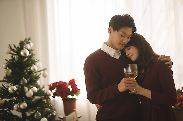 포토 JPG 커플 여자 남자 화분 크리스마스 안기 실내 서기 미소 상반신 20대 성인 두명 앞모습 옆모습 아웃포커스 30대 크리스마스트리 와인 기댐 다정 한국인 성인만 어깨에손 국내포토 기념일 뷰포인트 컨셉 관계 모션 주류 촬영기법 표정 사람 동양인 청년 내부 장년 파일형식