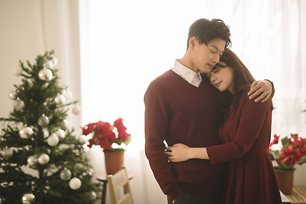 포토 JPG 커플 여자 남자 화분 크리스마스 안기 실내 서기 미소 상반신 20대 성인 두명 앞모습 옆모습 아웃포커스 30대 크리스마스트리 기댐 다정 한국인 성인만 어깨에손 국내포토 기념일 뷰포인트 컨셉 관계 모션 촬영기법 표정 사람 동양인 청년 내부 장년 파일형식