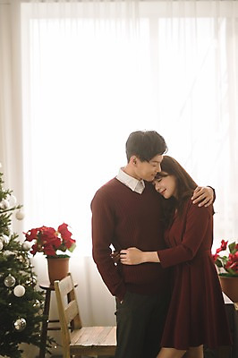 포토 JPG 커플 여자 남자 화분 크리스마스 안기 실내 서기 미소 상반신 20대 성인 두명 앞모습 옆모습 아웃포커스 30대 크리스마스트리 기댐 다정 한국인 성인만 어깨에손 국내포토 기념일 뷰포인트 컨셉 관계 모션 촬영기법 표정 사람 동양인 청년 내부 장년 파일형식