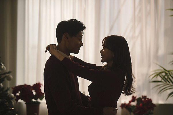 포토 JPG 커플 여자 남자 실루엣 화분 크리스마스 창문 안기 실내 서기 미소 상반신 20대 성인 두명 옆모습 30대 마주보기 다정 한국인 커튼 성인만 국내포토 기념일 뷰포인트 컨셉 관계 모션 촬영기법 표정 사람 동양인 청년 내부 장년 파일형식