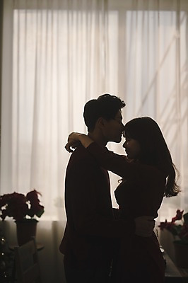 포토 JPG 커플 여자 남자 실루엣 화분 크리스마스 창문 안기 실내 서기 미소 상반신 20대 성인 두명 옆모습 30대 마주보기 다정 한국인 커튼 성인만 국내포토 기념일 뷰포인트 컨셉 관계 모션 촬영기법 표정 사람 동양인 청년 내부 장년 파일형식