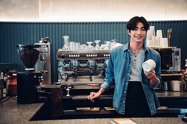 포토 JPG 남자 커피 맨라이프 실내 한명 서기 웃음 들기 상반신 20대 앞모습 카페 한국인 머그컵 커피메이커 바리스타 성인남자한명만 국내포토 직업 1 라이프스타일 음료 뷰포인트 모션 표정 사람 동양인 청년 내부 컵 상점 커피용품 남자한명만 성인남자만 파일형식