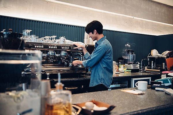 포토 JPG 남자 커피 맨라이프 실내 한명 서기 웃음 상반신 20대 옆모습 아웃포커스 카페 한국인 커피메이커 바리스타 성인남자한명만 국내포토 직업 1 라이프스타일 음료 뷰포인트 모션 촬영기법 표정 사람 동양인 청년 내부 상점 커피용품 남자한명만 성인남자만 파일형식